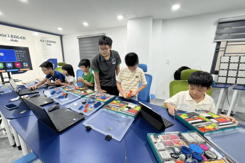 Các bé đang học lớp lập trình Robotics tại Kid Leader Hub