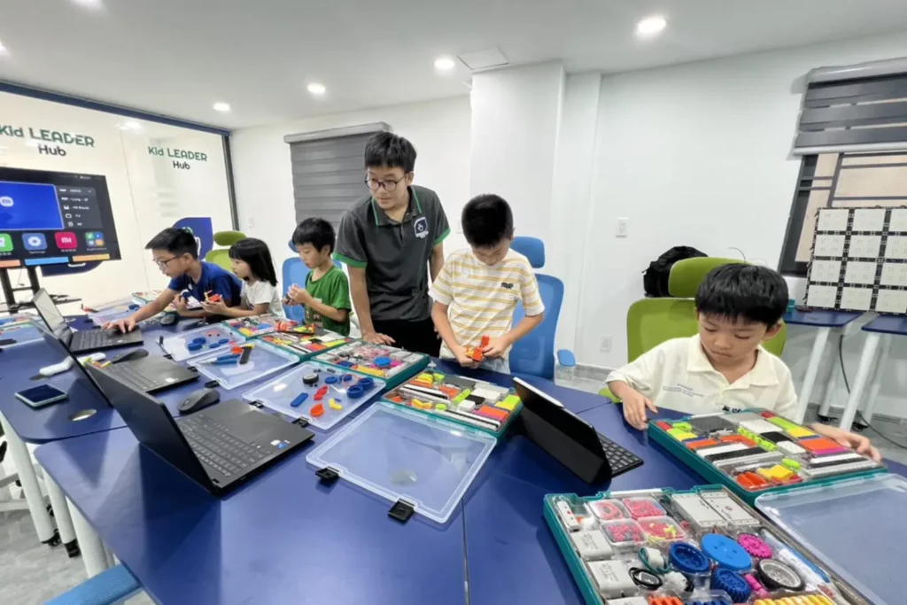 Lớp học lắp rap Robot tại Kid Leader Hub