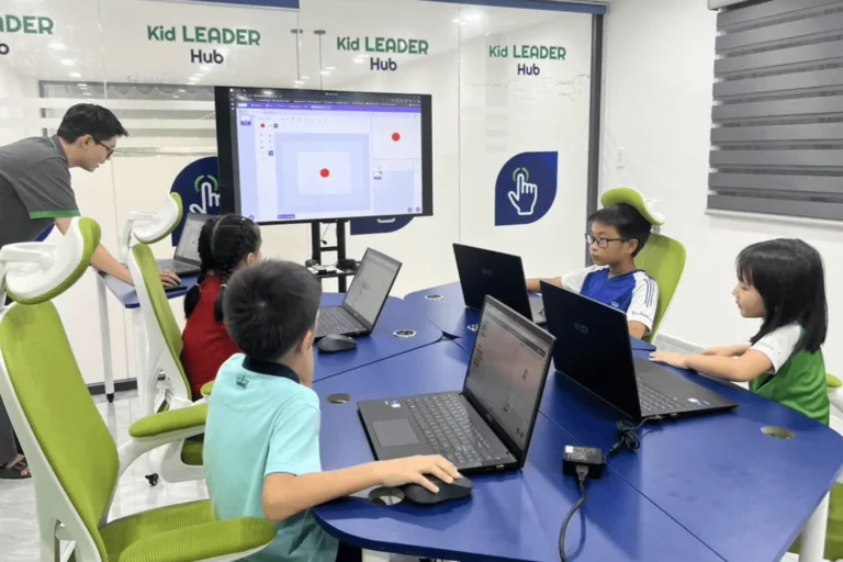 Học viên tại Kid Leader Hub đang học lập trình Scratch