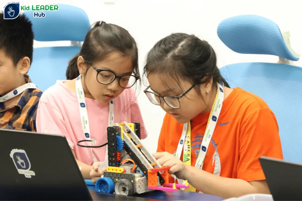 phần thi lắp ráp robot tại Đấu trường Robotics 2024 của Kid Leader Hub