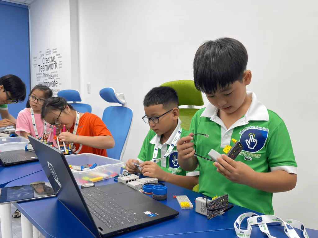 Các bạn nhỏ trong sự kiện Robotics Day tại Kid Leader Hub