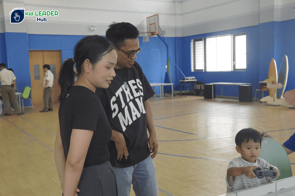 Phụ huynh đến xem các con trải nghiệm điều khiển Robot tại khu vực của Kid Leader Hub 