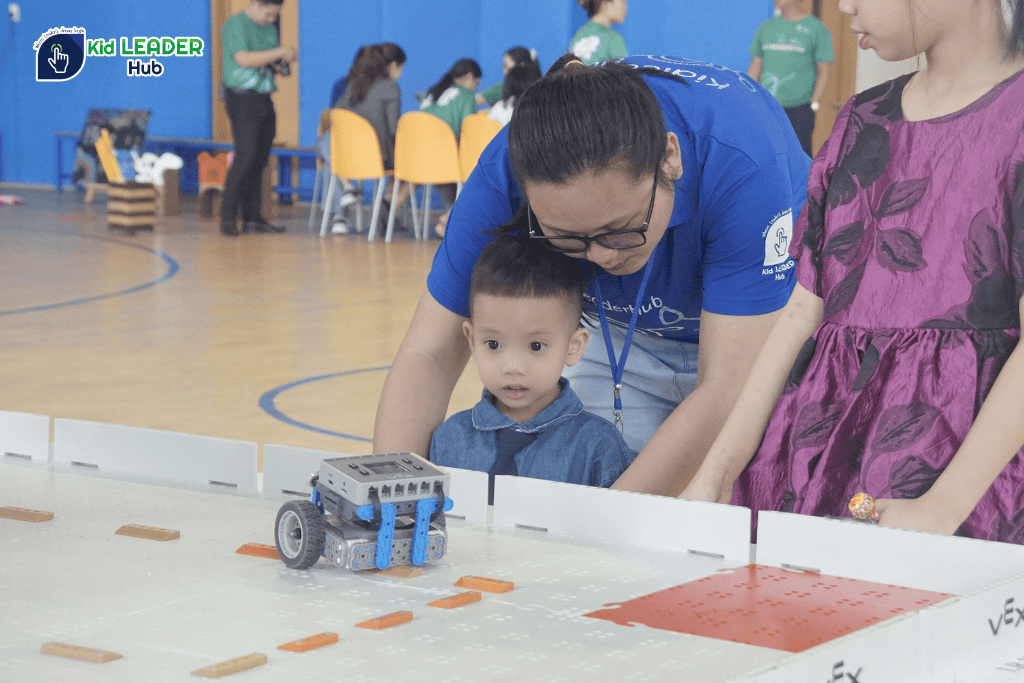 Trận đấu robot VEX IQ hấp dẫn tại sự kiện trải nghiệm công nghệ Kid Leader Hub