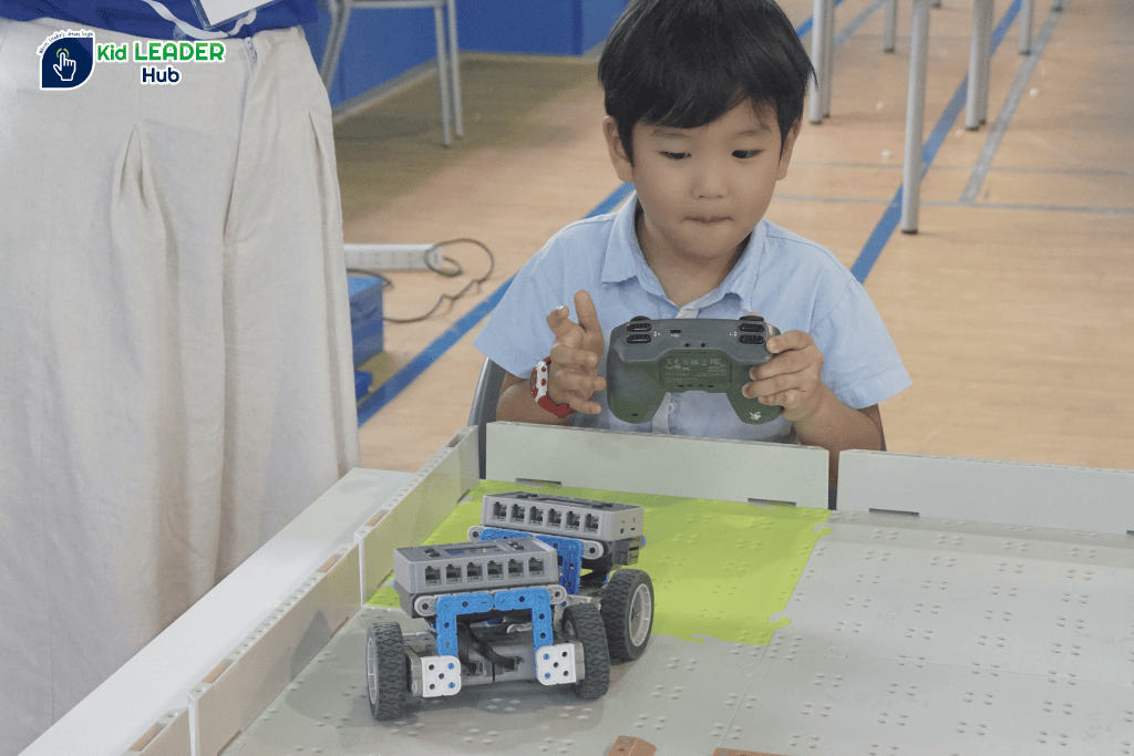 Trận đấu robot VEX IQ hấp dẫn tại sự kiện trải nghiệm công nghệ Kid Leader Hub