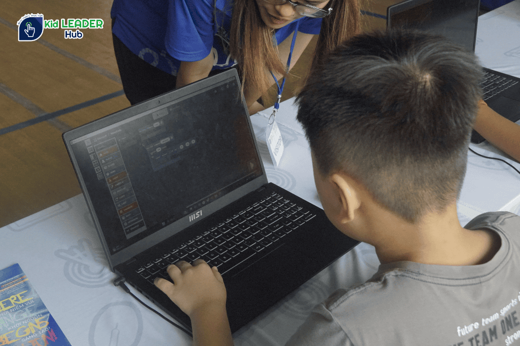Học sinh trải nghiệm lập trình Minecraft tại sự kiện Kid Leader Hub trường VAS Nguyễn Thị Thập