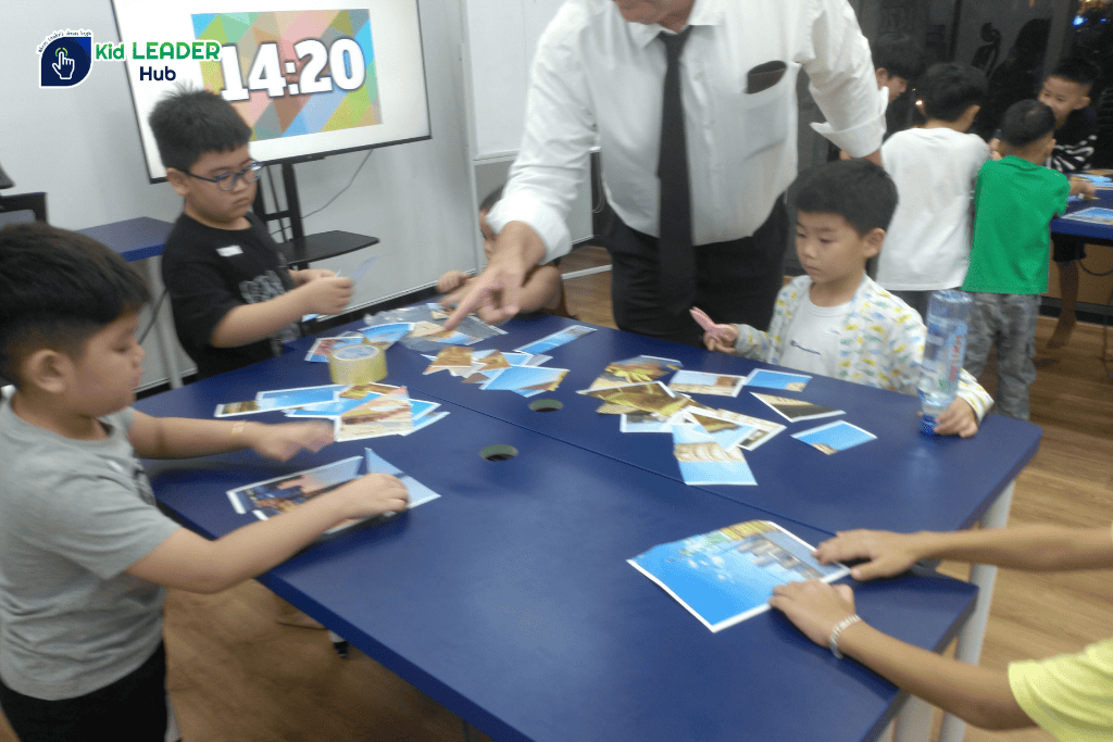 Hoạt động ghép hình địa danh nổi tiếng thế giới trong workshop tiếng Anh Kid Leader Hub