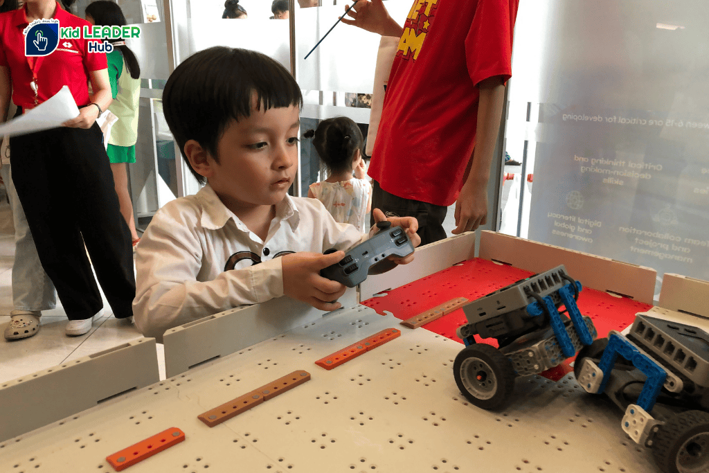 Các em nhỏ điều khiển robot VEX IQ Kid Leader Hub