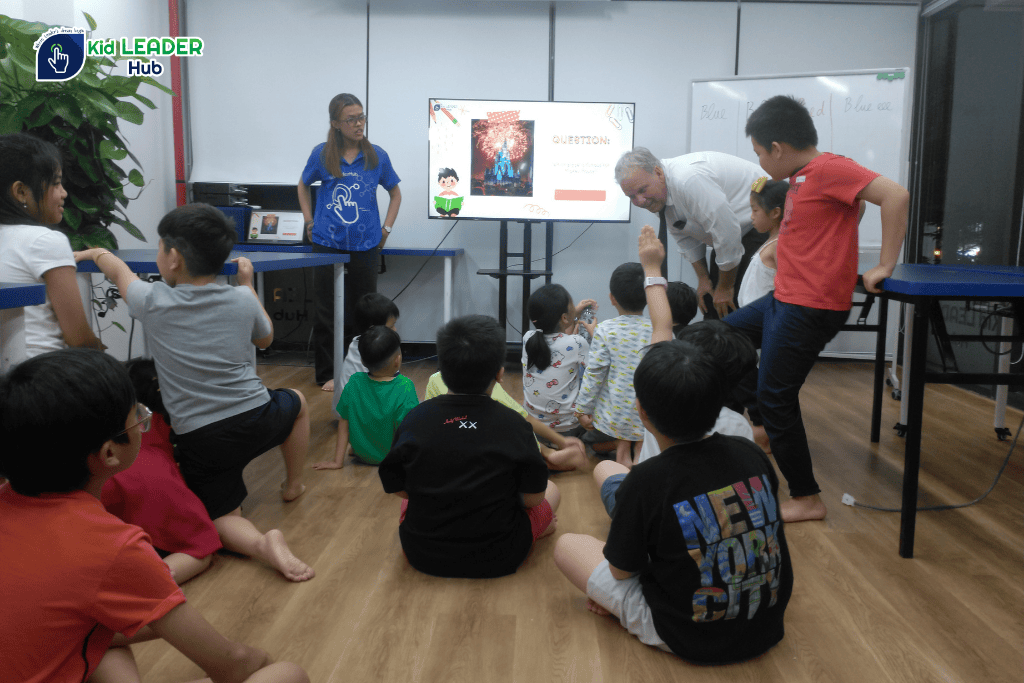 Học sinh tham gia đố vui tiếng Anh tại workshop Kid Leader Hub với tinh thần hào hứng