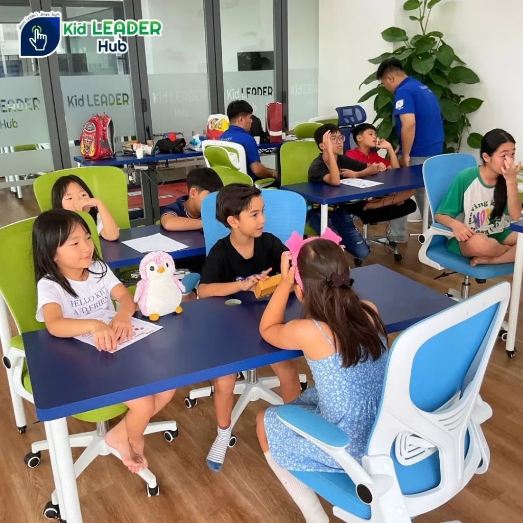Học sinh tham gia lớp học Public Speaking tại KLH TECH GUARDIANS 2025