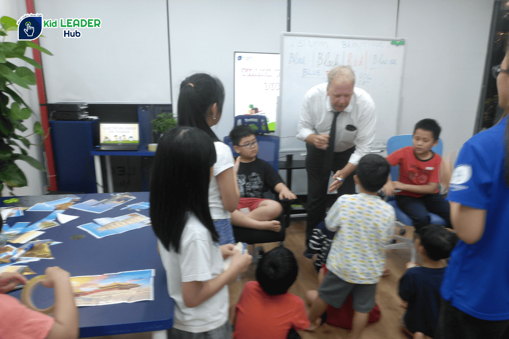 Học sinh thuyết trình về bản thân bằng tiếng Anh tại workshop Kid Leader Hub