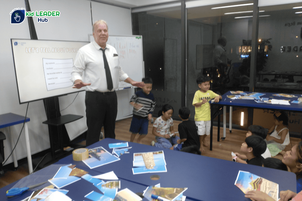 Học sinh thuyết trình về bản thân bằng tiếng Anh tại workshop Kid Leader Hub