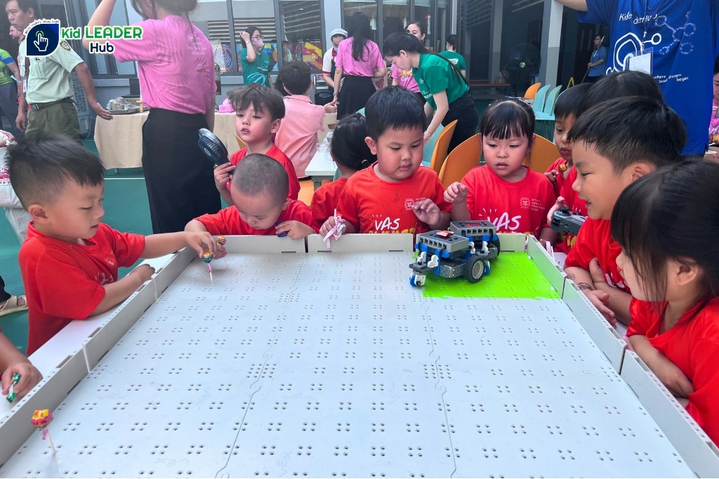 Kid Leader Hub tại buổi trải lập trình cho trẻ em tại sàn đấu Robotics đối kháng