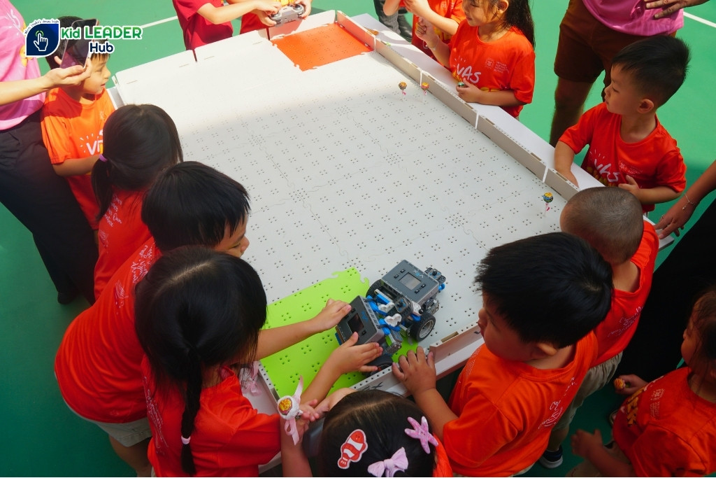 Kid Leader Hub tại buổi trải lập trình cho trẻ em tại sàn đấu Robotics đối kháng