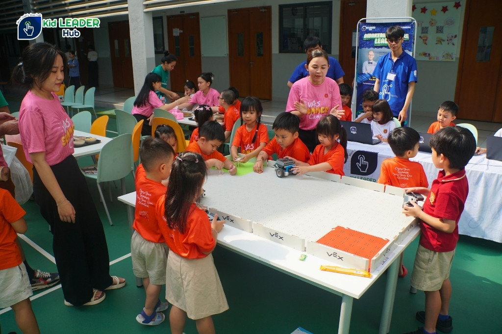 Kid Leader Hub mang đến hoạt động trải nghiệm Robotic và lập trình cho trẻ em tại VAS Summer Camp