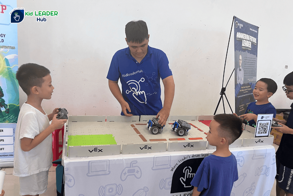 Nhân viên Kid Leader Hub hướng dẫn bé điều khiển robot thi đấu