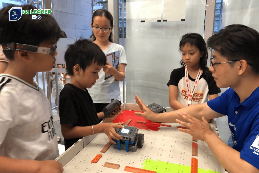Mentor của Kid Leader Hub hướng dẫn trẻ điều khiển robot trong sự kiện tại Scenic Valley. 