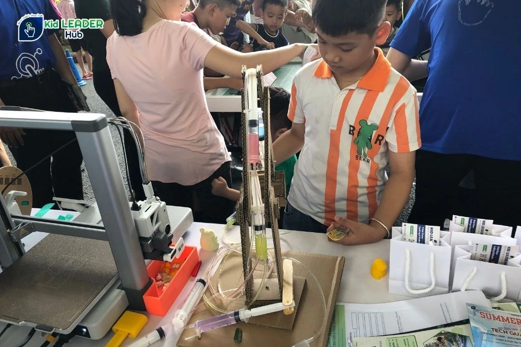 Ngày hội Phú Mỹ Hưng 2025 mô hình cánh tay thủy lực Kid Leader Hub