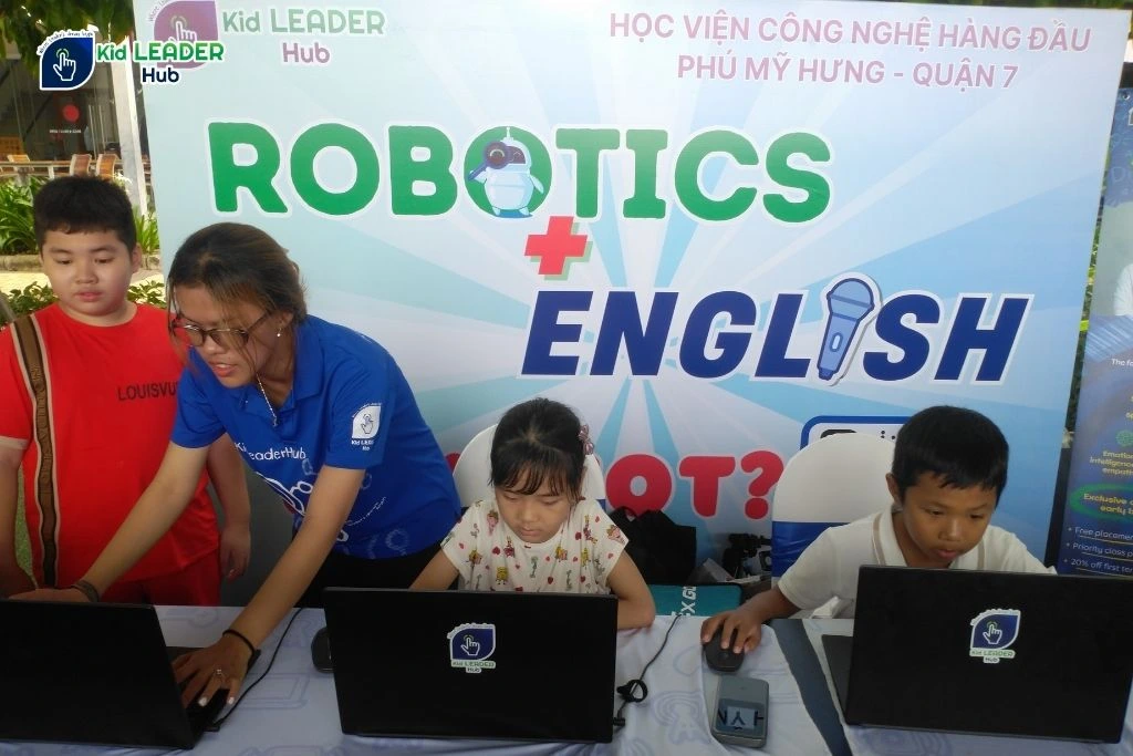 Ngày hội Phú Mỹ Hưng 2025 trải nghiệm lập trình Minecraft Kid Leader Hub
