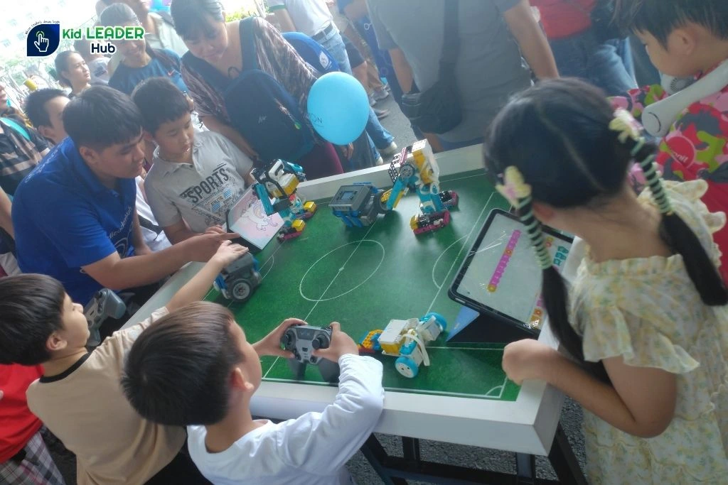 Ngày hội Phú Mỹ Hưng 2025 trải nghiệm Robotics Kid Leader Hub