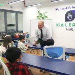 Các em được học public speaking trong môi trường cả giáo viên và các bạn học chung là người nước ngoài tại Summer Camp 2025 của Kid Leader Hub