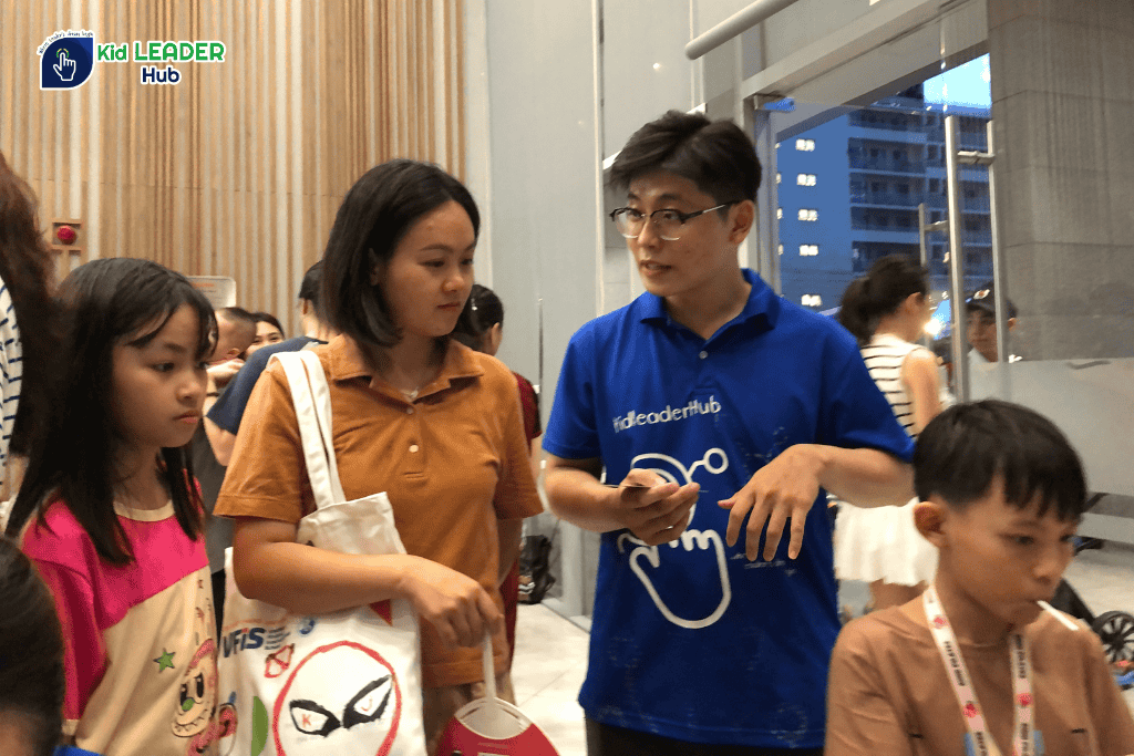 Phụ huynh tìm hiểu chương trình học Robotics và các khóa đào tạo tại Kid Leader Hub.