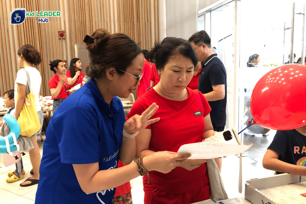 Phụ huynh tìm hiểu chương trình học Robotics và các khóa đào tạo tại Kid Leader Hub. 