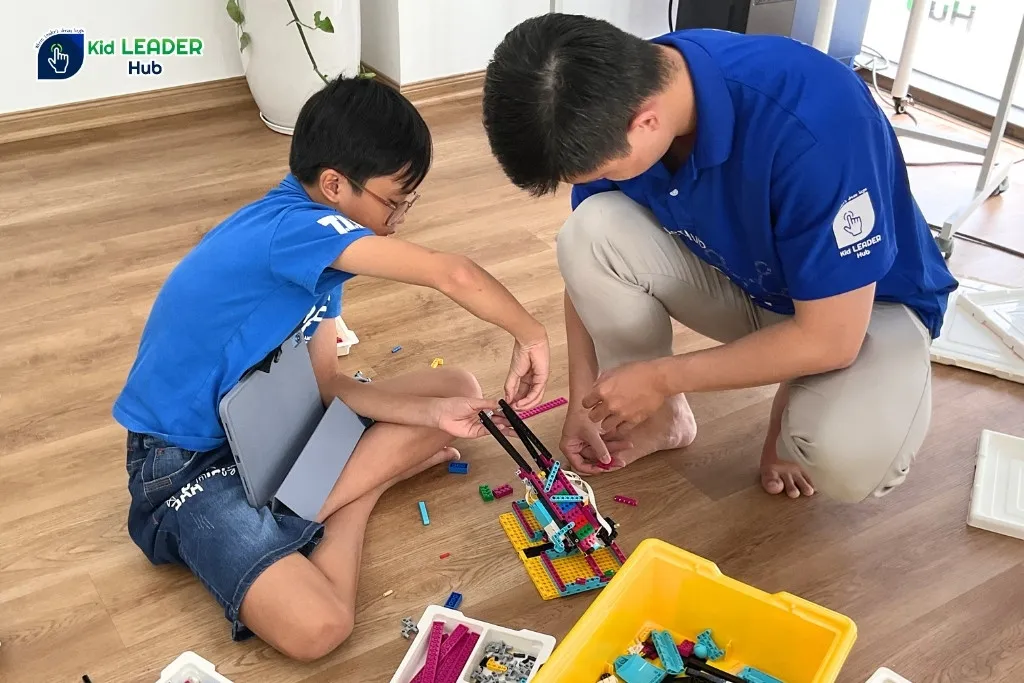 Kid Leader Hub Trại hè STEAM- Robotics: Chinh Phục Công Nghệ và Kỹ Thuật, Phát Triển Tư Duy Logic Vượt Trội