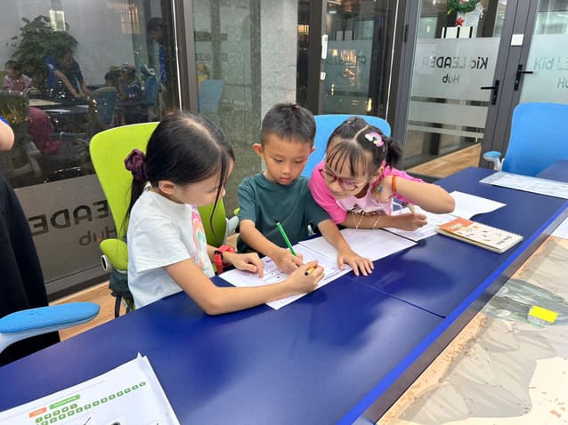 Giáo viên hướng dẫn nhóm nhỏ