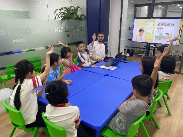 Học viên hăng hái phát biểu trong lớp