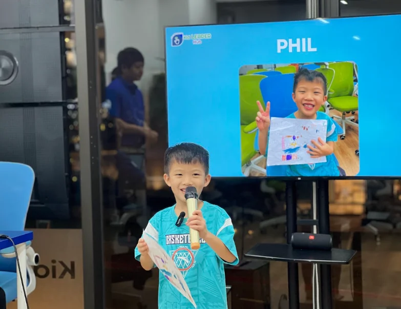 Trẻ luyện giọng nói, biểu cảm và cử chỉ khi kể chuyện