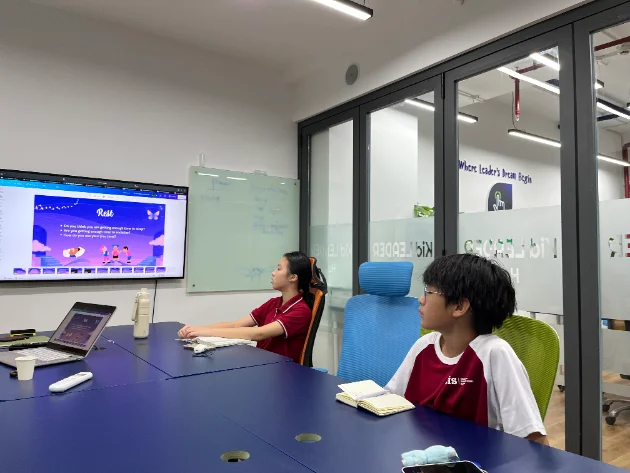 Con thực hành thuyết trình tại Kid LEADER Hub