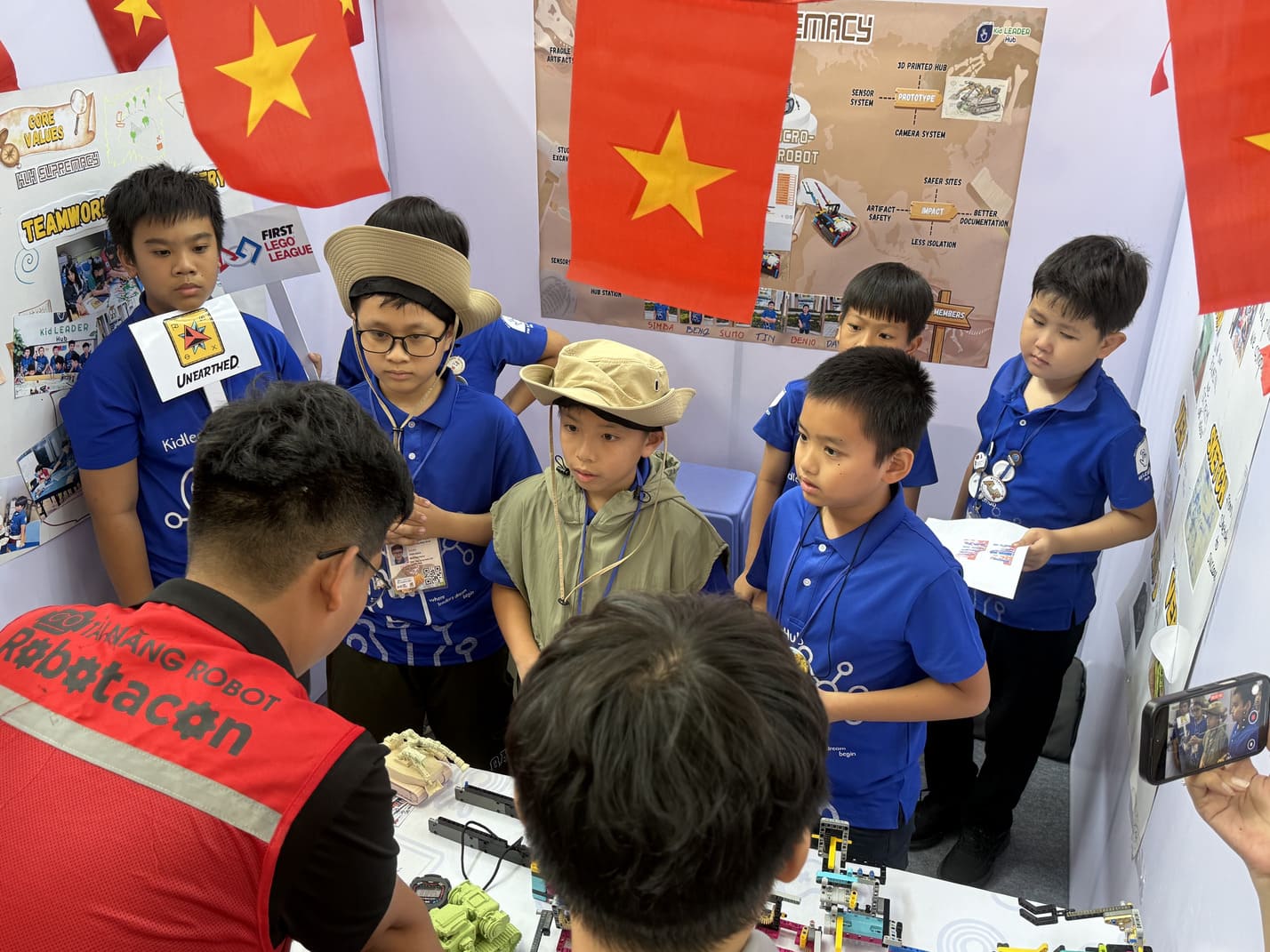 Đội tuyển FLL chuẩn bị thi đấu