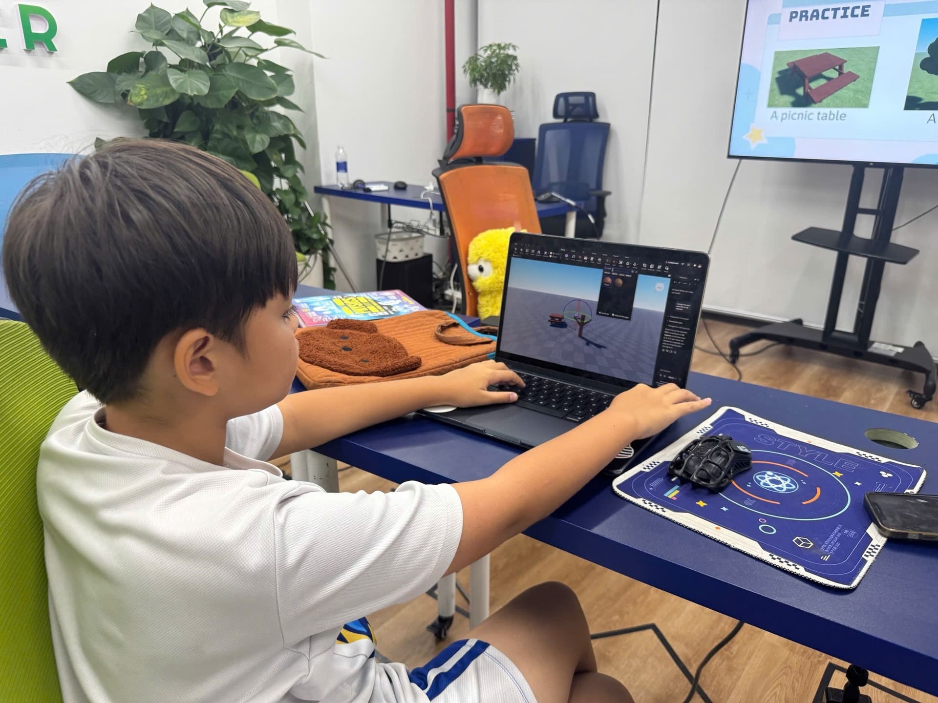 Học viên tham gia lớp Roblox Game Design