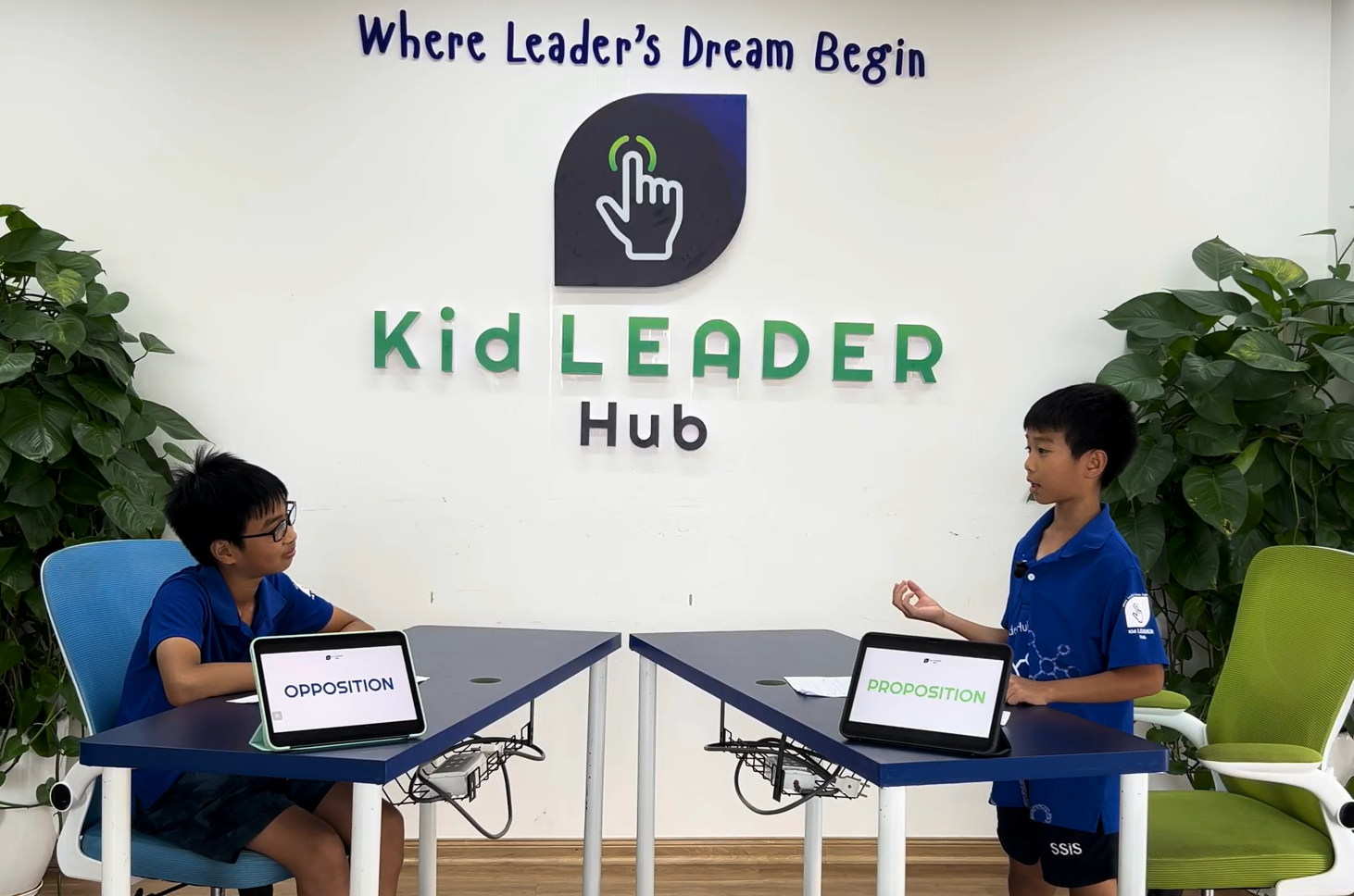 Học viên KLH tham gia hoạt động Debate trong khóa Public Speaking