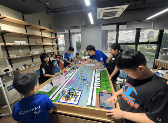 Giáo viên và học viên KLH cùng nhau luyện tập trước thi