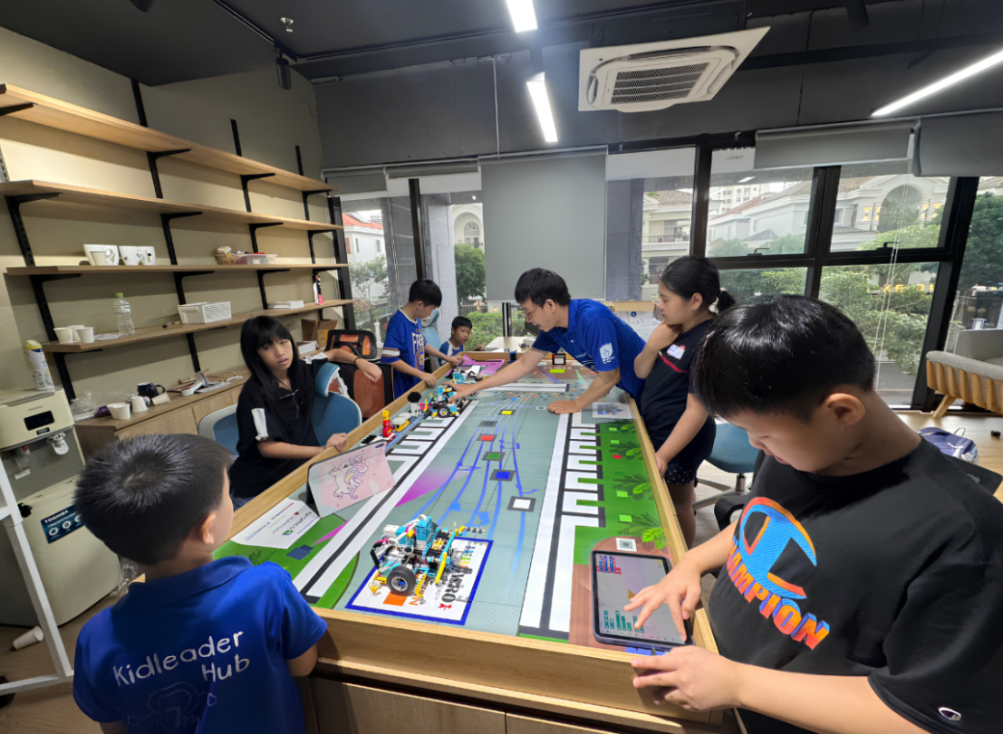 Giáo viên và học viên KLH cùng nhau luyện tập trước thi