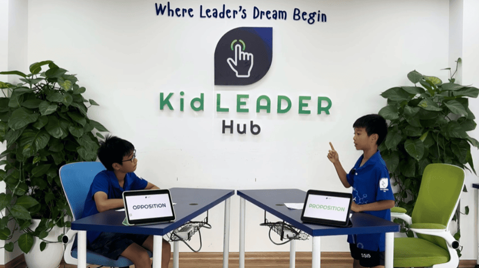 Học viên KLH tham gia hoạt động Debate trong khóa Public speaking