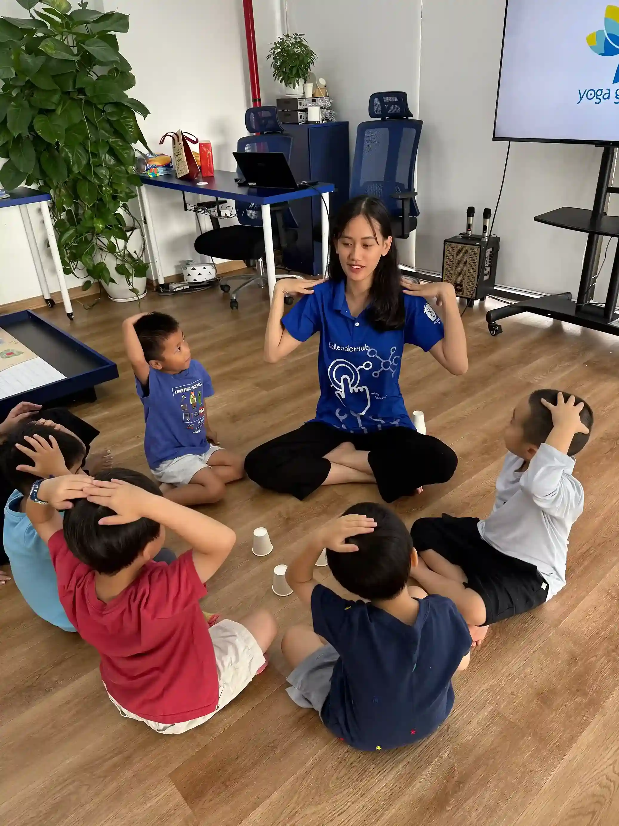 Cả lớp khoe sản phẩm cuối khoá